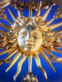 Σύμβολο του Βασιλιά Ήλιου στην είσοδο του ανακτόρου των Βερσαλλιών.