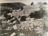 Ερείπια της ακρόπολης της αρχαίας πόλης Χαράδρας στο χωριό Μαριολάτα